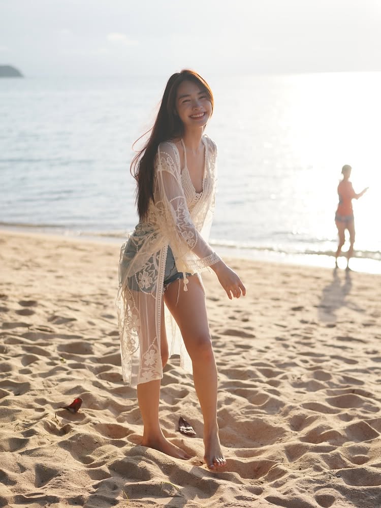 มิ้นท์ รัญชน์รวี แจกความสดใส นุ่งสั้น-ชุดบางเบาเห็นทูพีซด้านใน