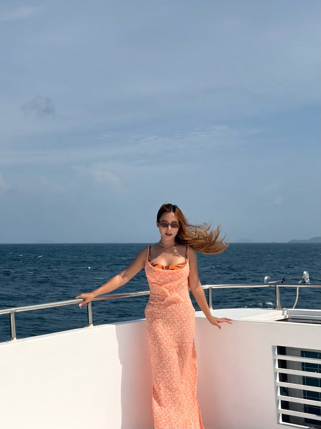 ใบเฟิร์น อัญชสา ใส่วันพีซ ล่องเรือชมวิวทะเลสวย ๆ ก่อนดำน้ำ