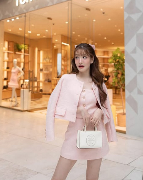 ชุดวาเลนไทน์ ส่อง 15 ไอเดียแฟชั่นสีชมพูจากคนดัง หวานฉ่ำพร้อมไปเดต