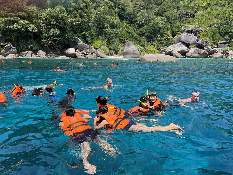 นักท่องเที่ยวซื้อแพคเกจเที่ยวหมู่เกาะสิมิลันแบบ One Day Trip