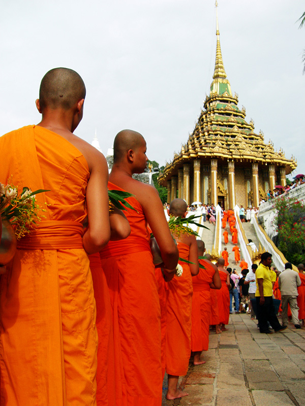 ตักบาตรดอกไม้ สระบุรี