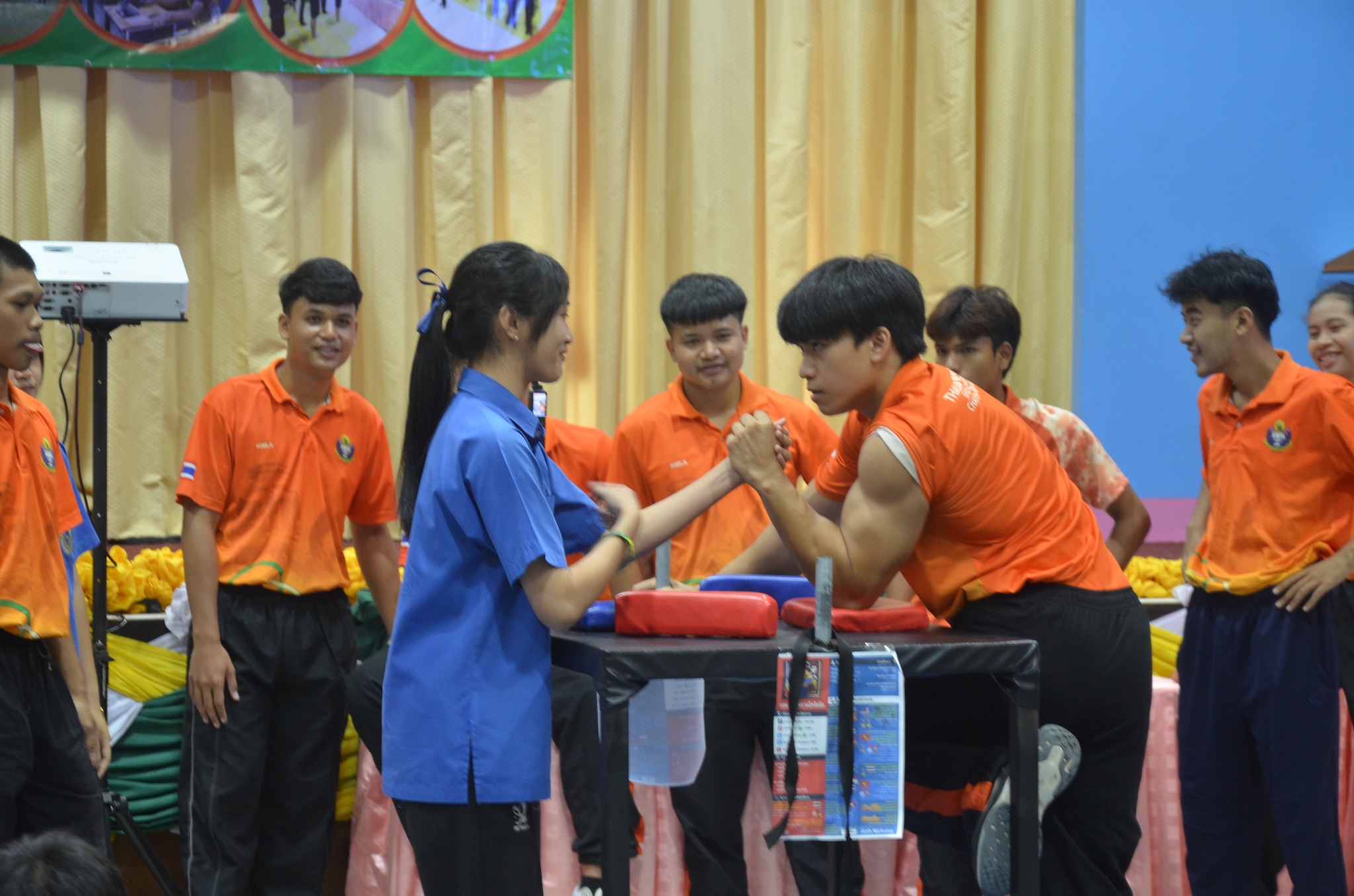 แข่งงัดข้อ