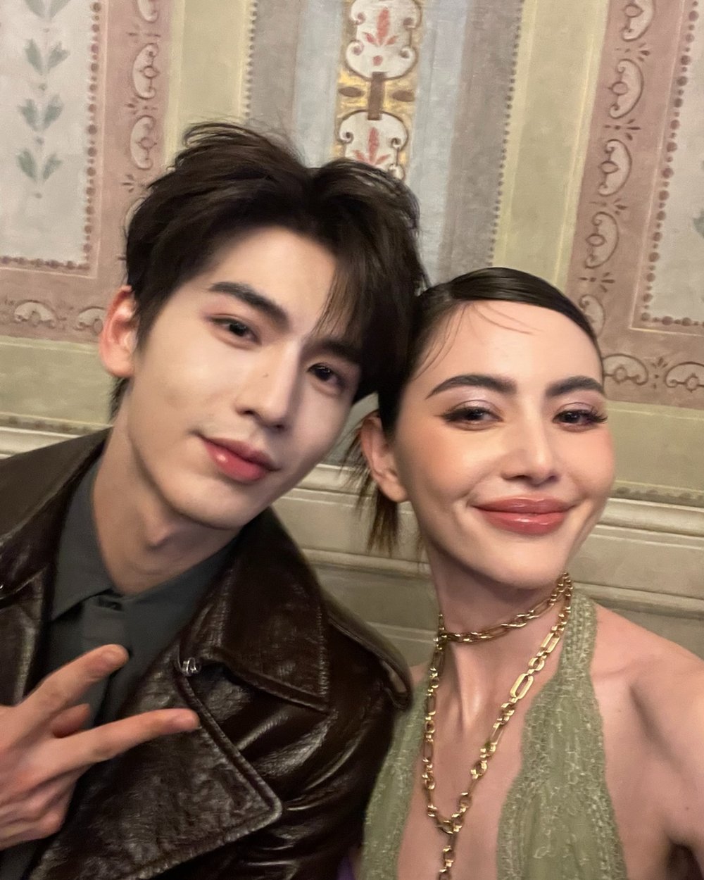 ออร่าพุ่ง ! ใหม่ ดาวิกา เซลฟี่ประกบ จางหลิงเฮ่อ พระเอกจีน เฟรมลูกรักพระเจ้า