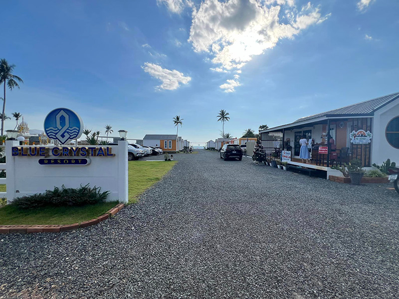 Blue Crystal Resort ที่พักหาดแหลมสิงห์