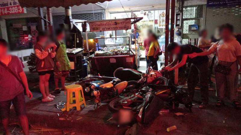 รถตู้อัลพาร์ดชนท้ายรถยนต์กับรถจักรยานยนต์ 