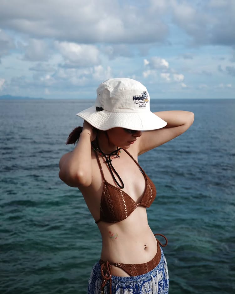 แซมมี่ เคาวเวลล์ นุ่งบิกินี่อวดหุ่นสวยเซ็กซี่ริมหาดที่เกาะเต่า