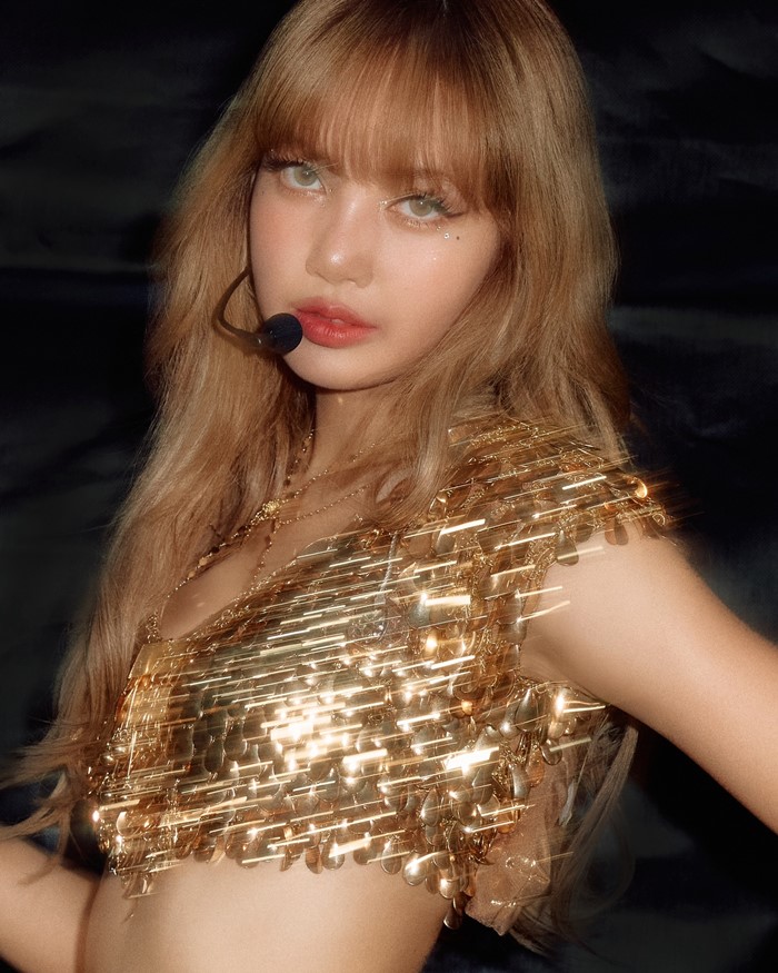 ลิซ่า สวยตาแตก อวดร่างทอง ในชุดทองฝีมือคนไทย 