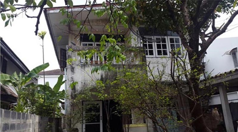 รีโนเวทบ้านสองชั้นครึ่งปูนครึ่งไม้ อายุ 35 ปี