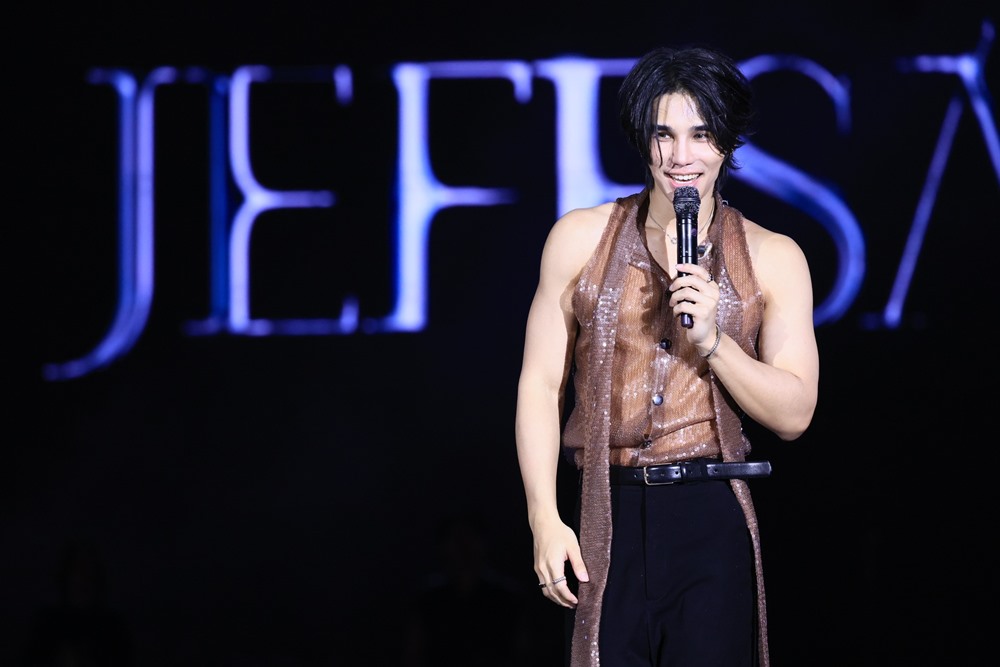 เคานต์ดาวน์ ไอคอนสยาม ศิลปินร่วมงานคับคั่ง