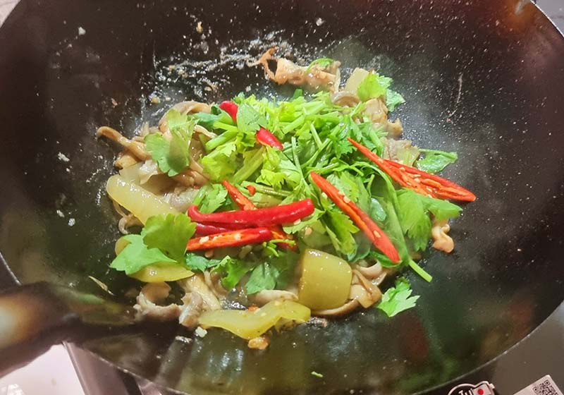 กระเพาะหมูผัดเกี่ยมฉ่าย