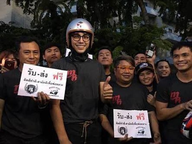 อาร์ต พศุตม์ อาสาช่วยจัดแถว ขี่รถรับส่งฟรีที่สนามหลวง เพื่อร่วมถวายความอาลัย