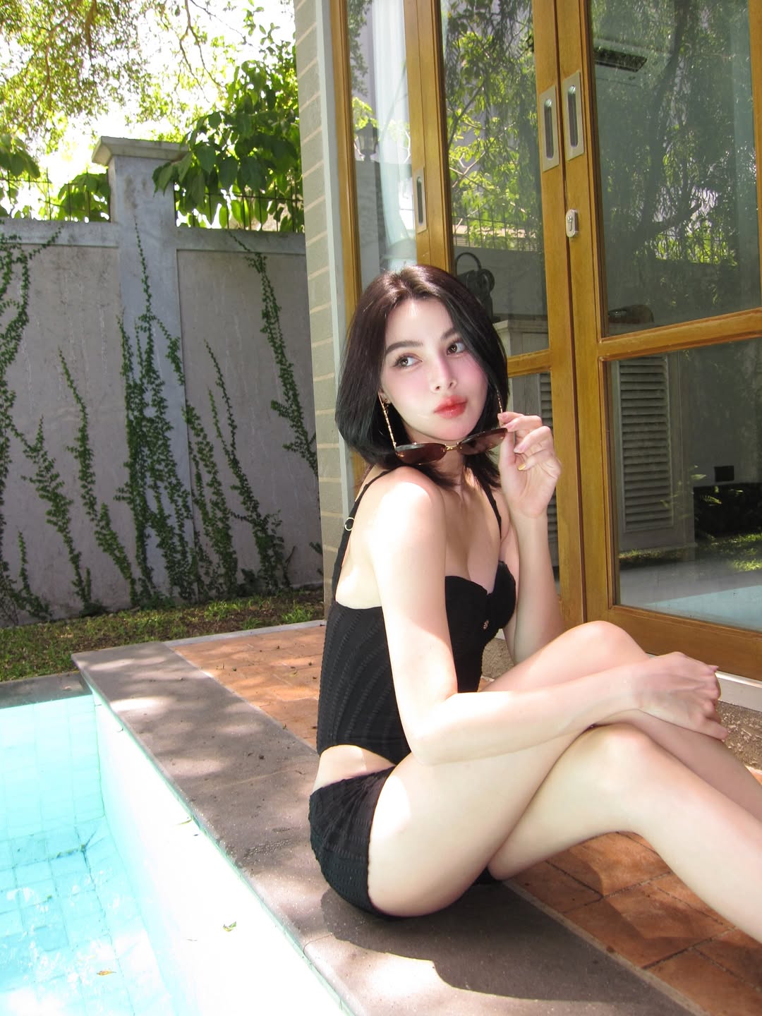 มีมี่ กัลยรัตน์ ปล่อยภาพเด็ด ใส่วันพีซเล่นน้ำ