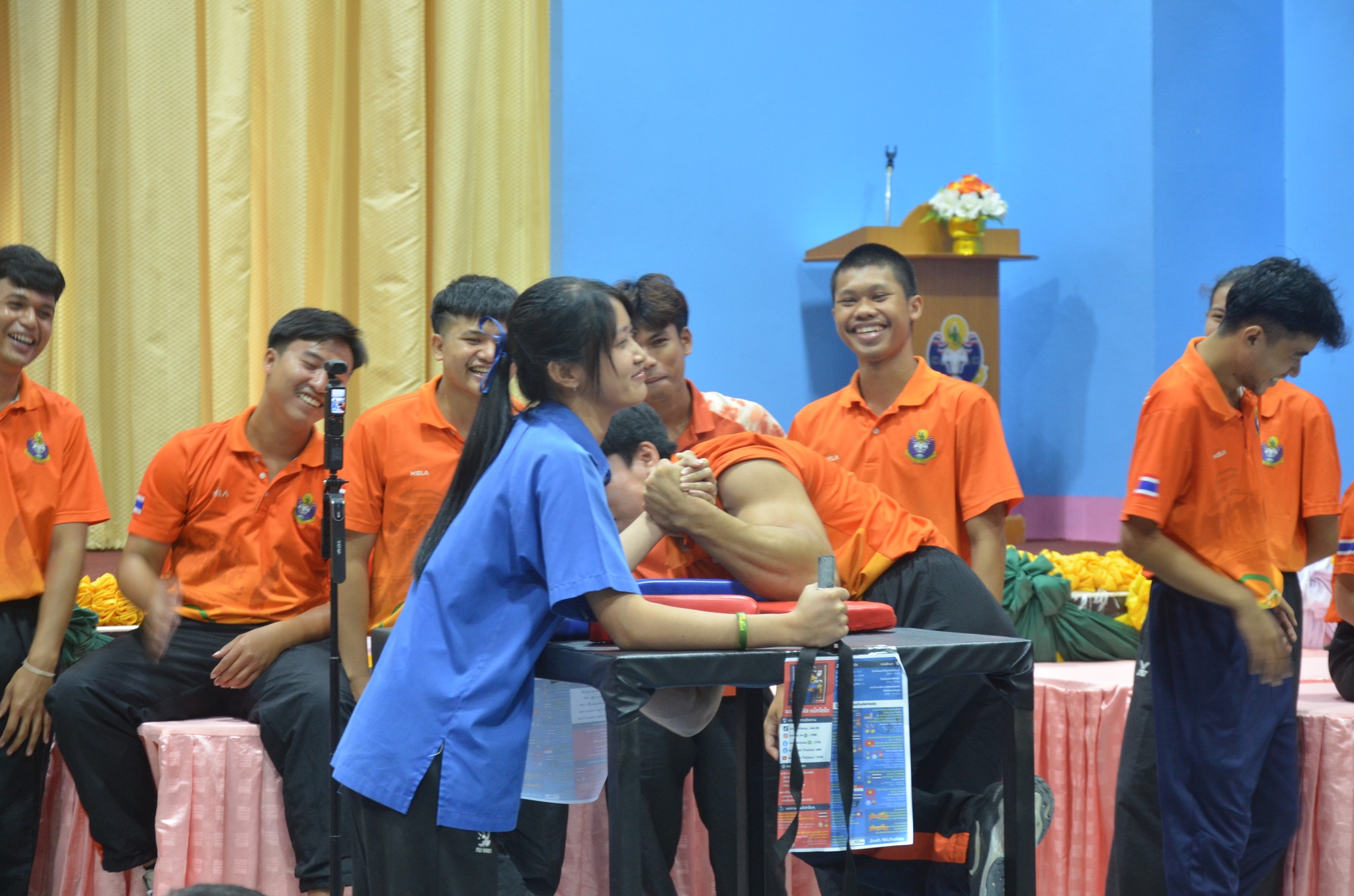 แข่งงัดข้อ