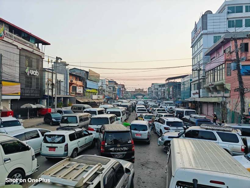 วิกฤตแม่สอด ! รถติดหนึบหลังชาวเมียนมาแห่ข้ามเติมน้ำมัน 