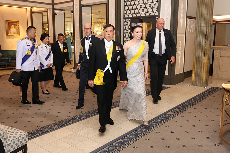 ในหลวง - พระราชินี
