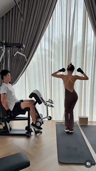 เนย โชติกา ชุดออกกำลังกายอวดก้นเด้ง