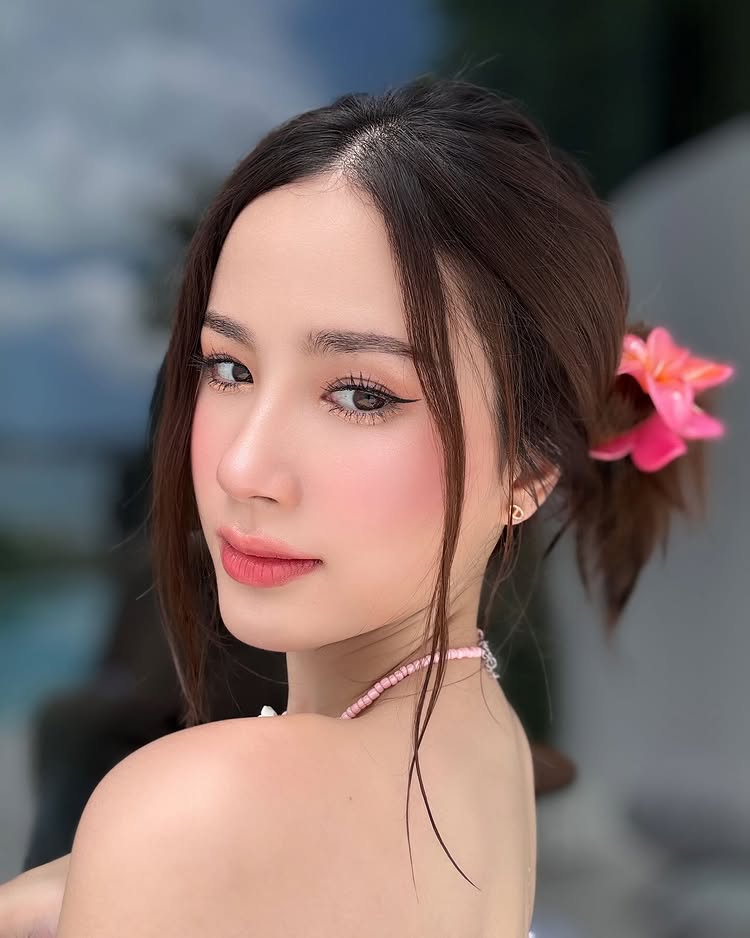 พัดพัด รัตน์ฟ้า นุ่งบิกินี่ตัวน้อย โชว์หุ่นขาวเซี้ยะริมหาดที่ภูเก็ต 