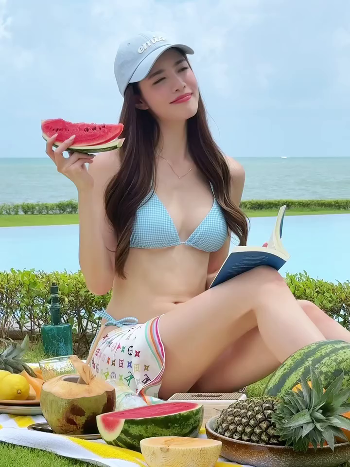 เกรซ กาญจน์เกล้า นุ่งบิกินี่ รีวิวดื่มน้ำผักผลไม้หลากสี