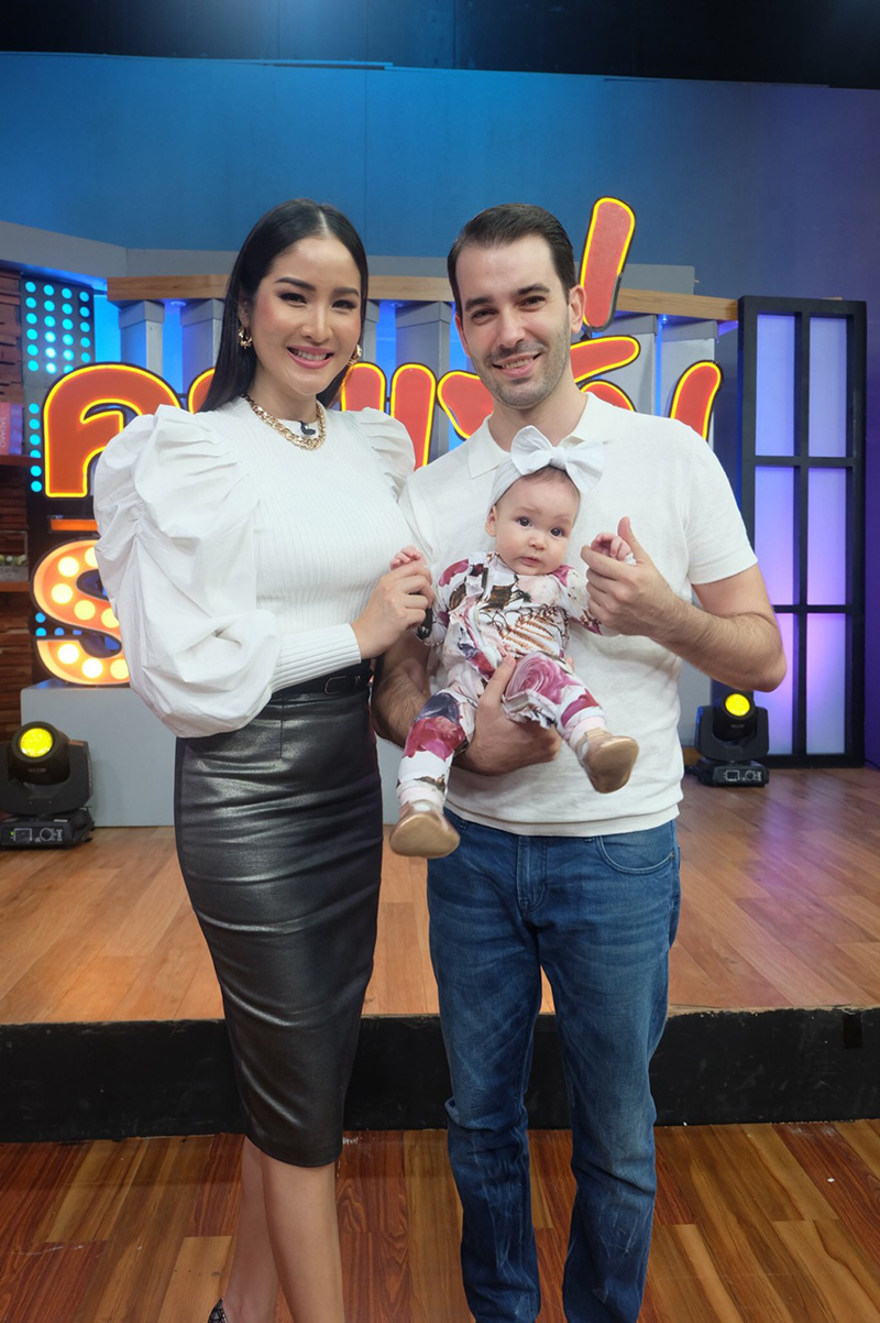 ภาพข่าว กวาง ฟ้ารุ่ง ควงสามีสุดหล่อ