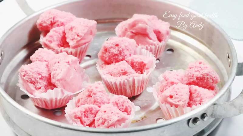 เค้กนึ่งน้ำหวานสีแดง