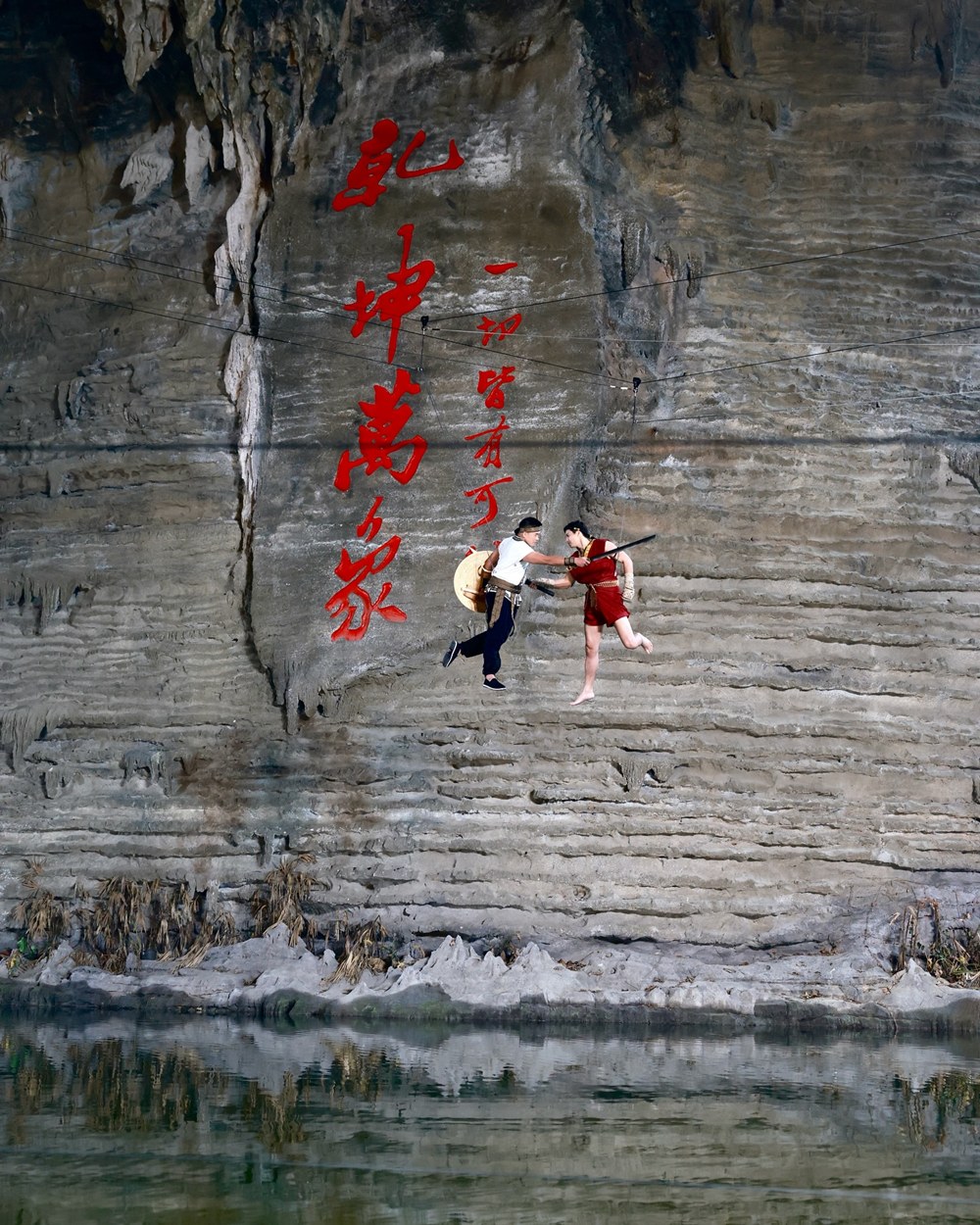 ไมค์ ภัทรเดช สร้างชื่อในจีน โชว์มวยไทยบินได้ ต่อสู้ด้วยดาบไฟ