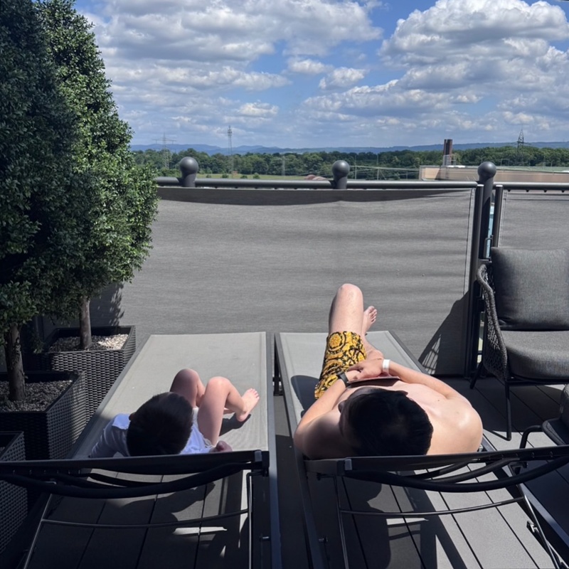 เซบาสเตียน ลี พาลูก ๆ เที่ยวสวนสนุกที่เยอรมนี