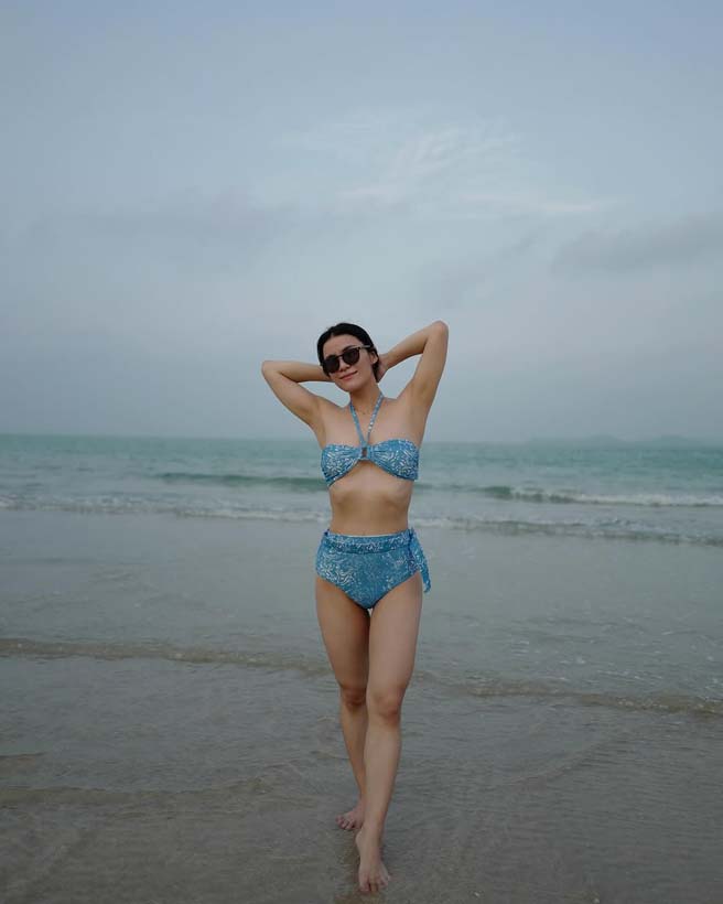 มัดหมี่ พิมดาว ใส่ทูพีซเที่ยวทะเล ปล่อยอารมณ์สุดชิลริมชายหาด  