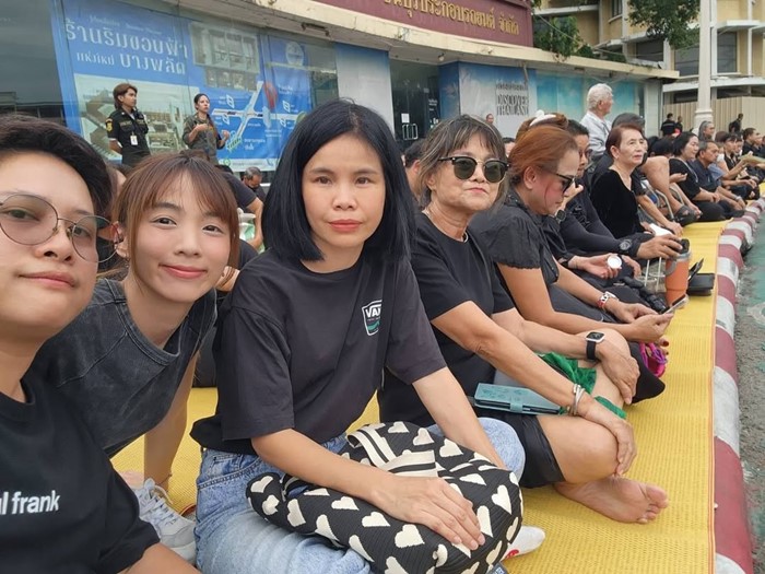 ดาราเฝ้าส่งเสด็จและร่วมถวายความอาลัย สมเด็จพระพันปีหลวง จาก รพ. จุฬาฯ ถึงพระบรมมหาราชวัง 