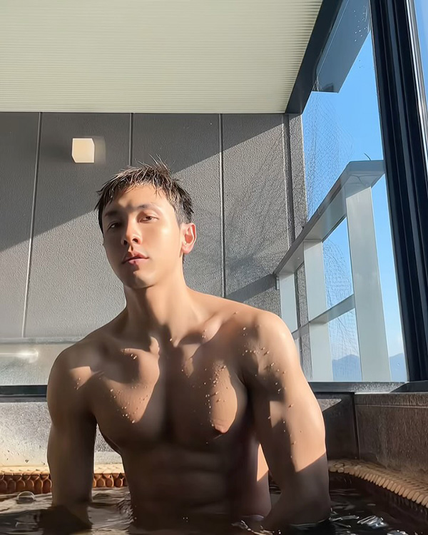 นัททิว สลัดผ้าอวดกล้ามแน่น