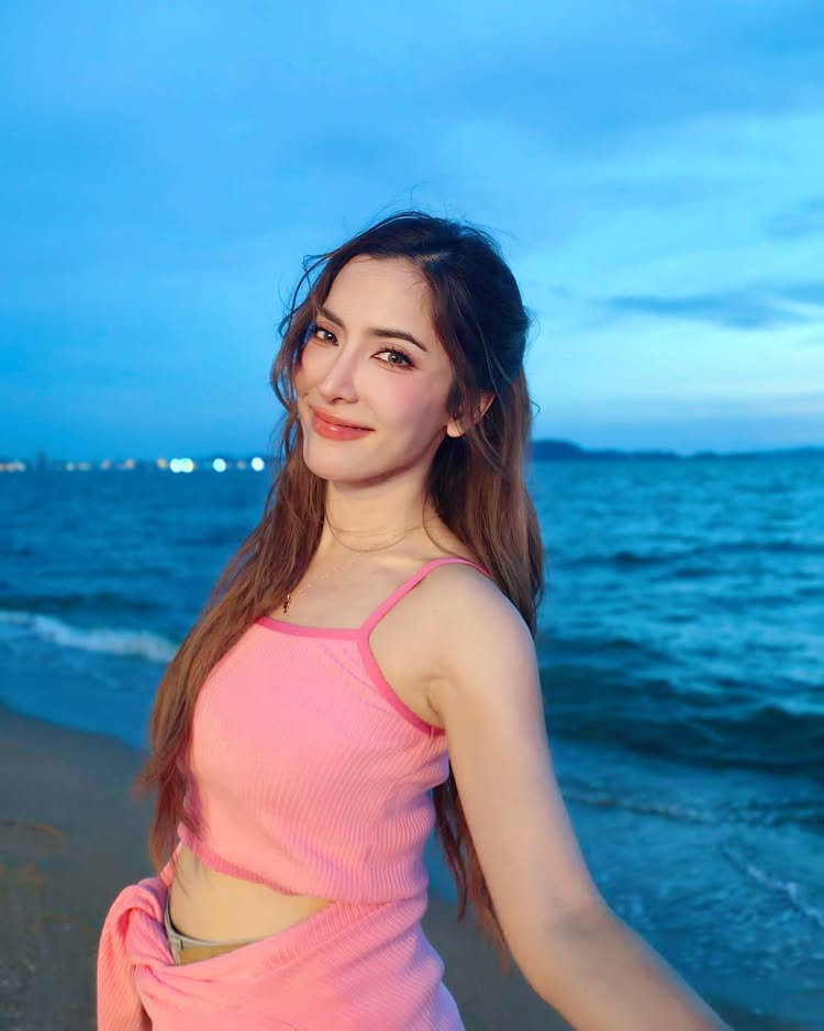 พิ้งค์กี้ สาวิกา กับชุดเที่ยวทะเลสุดเซ็กซี่ สีแดงแรงฤทธิ์ เร้าร้อนไม่แผ่ว