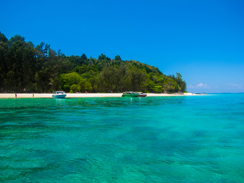 เกาะไม้ไผ่ ชายหาด