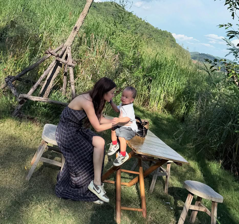 มิว นิษฐา โชว์หุ่นสุดเป๊ะ ควงไฮโซเซนต์ สามีและลูก เที่ยวเขาใหญ่ 