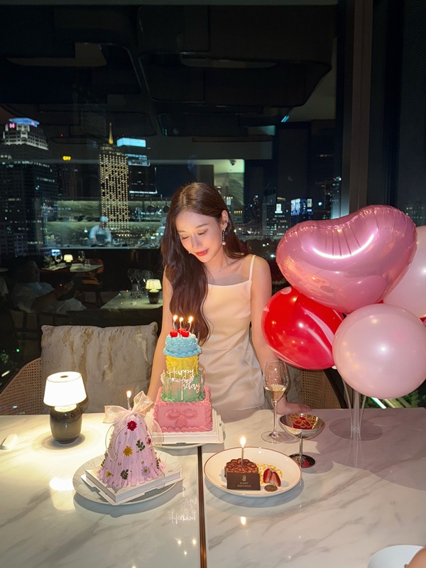 ฟาง ธนันต์ธรญ์ ฉลองวันเกิด โชว์ช่อดอกไม้สุดอลัง 