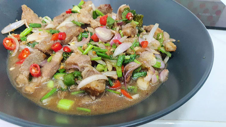 น้ำตกหมู เมนูอาหารอีสาน