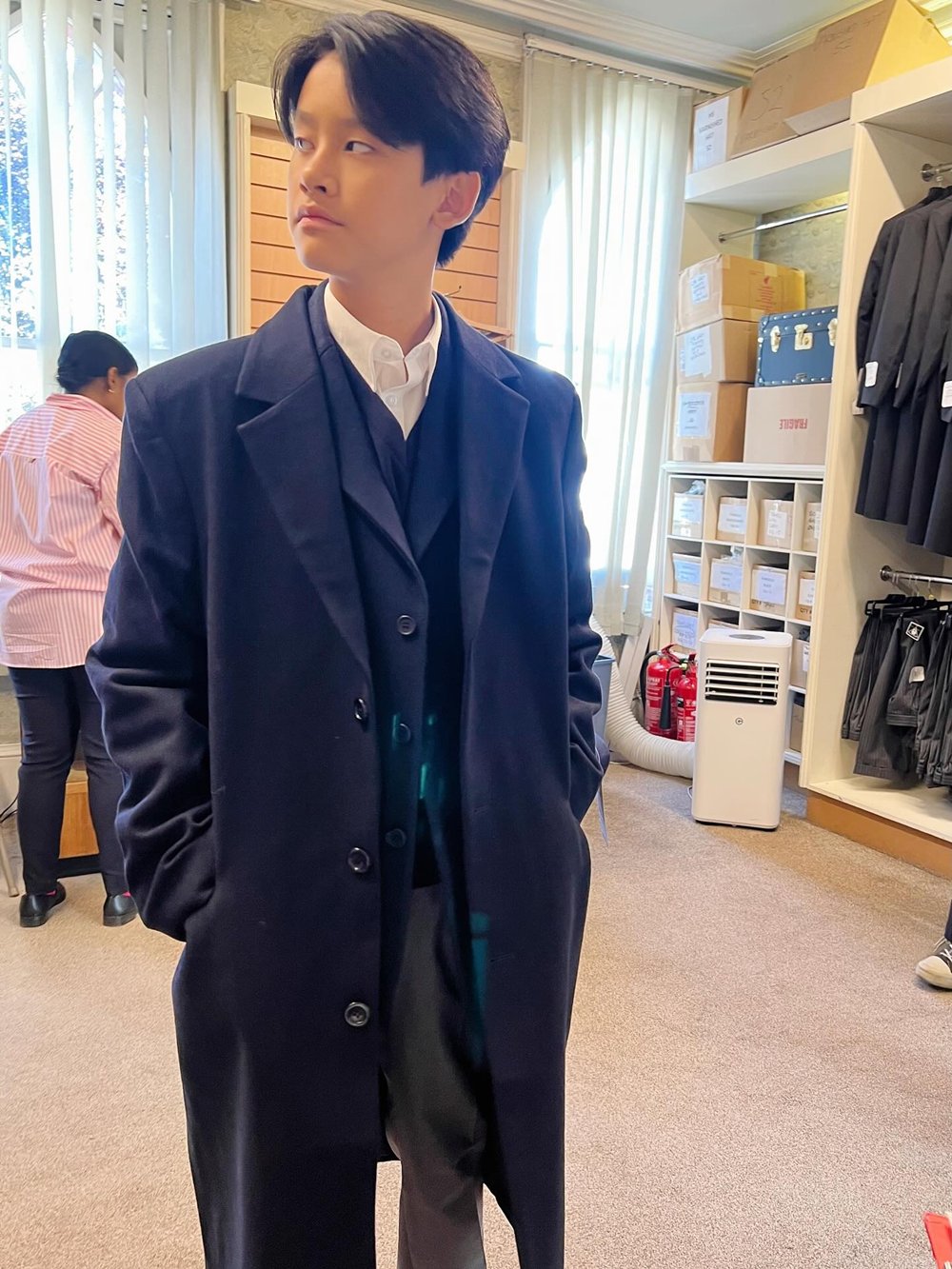 น้องนพ ลูกชาย นาเดีย โสณกุล บินเรียนต่อ Harrow อังกฤษ ลองยูนิฟอร์มหล่อเท่สมฐานะ 