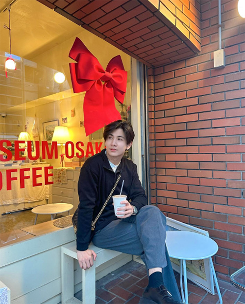 10 ไอเดียแต่งตัววันคริสต์มาส ผู้ชาย มิกซ์ แอนด์ แมตซ์ เท่ ๆ สไตล์หนุ่มคนดัง