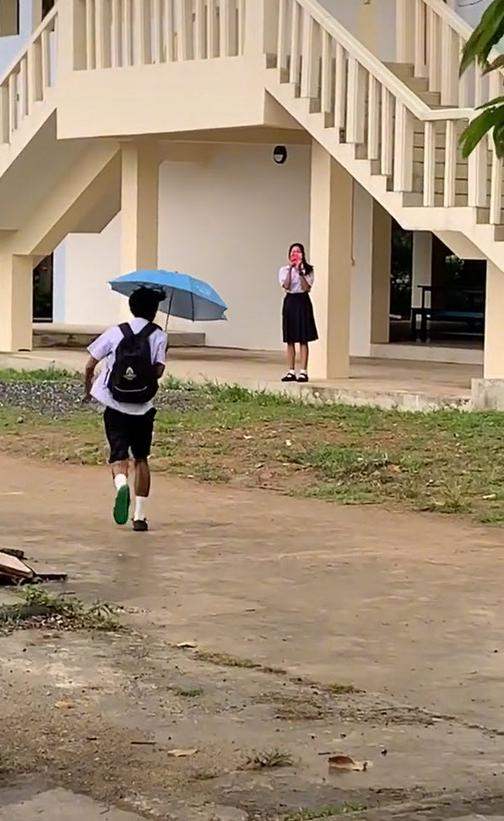 กางร่มให้แฟน