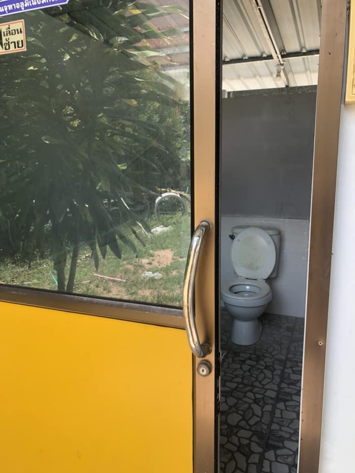 ประตูห้องน้ำ