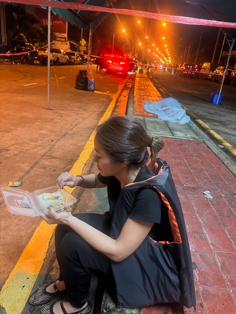 จูน กษมา นั่งกินข้าวเฝ้าร่างไร้วิญญาณเหยื่อน้ำท่วมหาดใหญ่