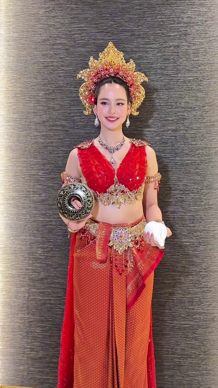 โบว์ เมลดา สวมชุดไทย ร่วมขบวนแห่นางสงกรานต์