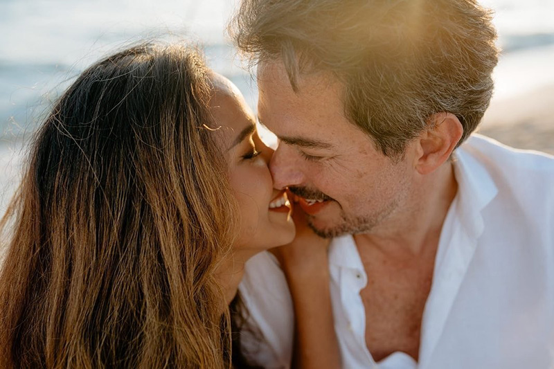 เมญ่า สุดแฮปปี้ แฟนหนุ่มสายฝอ คุกเข่าขอแต่งงาน