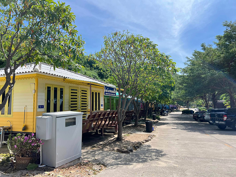 ที่พักสัตหีบริมทะเล บ้านรับรองหาดน้ำใส