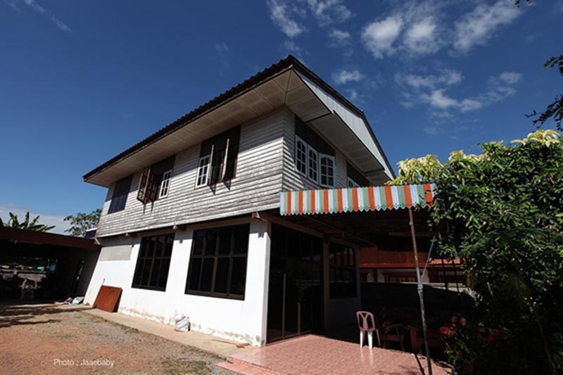 รีโนเวทบ้านสองชั้นครึ่งปูนครึ่งไม้ อายุ 15 ปี