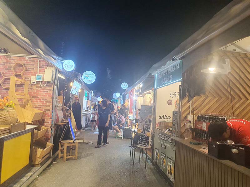 จ๊อดแฟร์ แดนเนรมิต (JODD FAIRS DanNeramit) ตลาดนัดกลางคืน