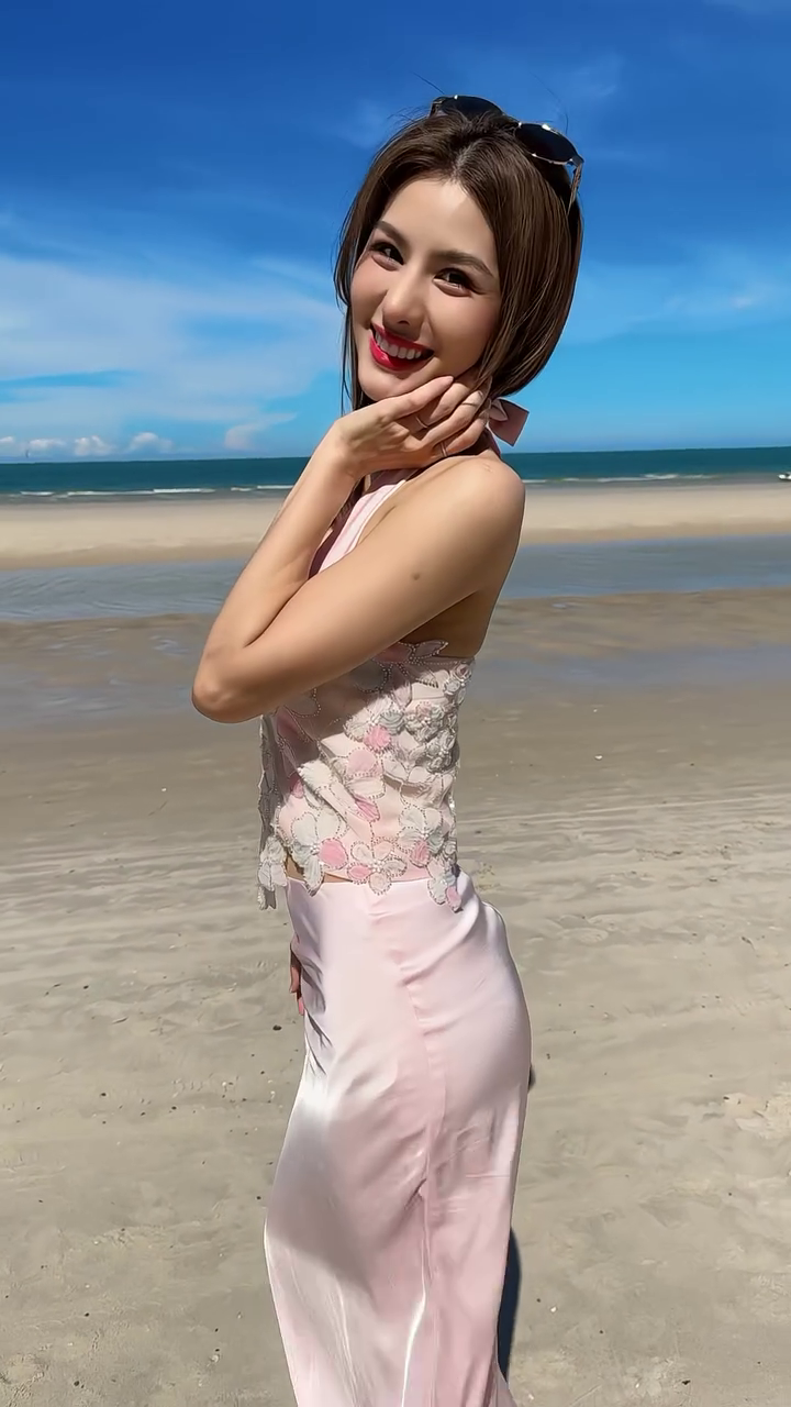 หนิง ปัทมา นักร้องลูกทุ่งสาวสุดฮอต นุ่งสั้น โชว์เอวบางเฉียบเจาะสะดือ