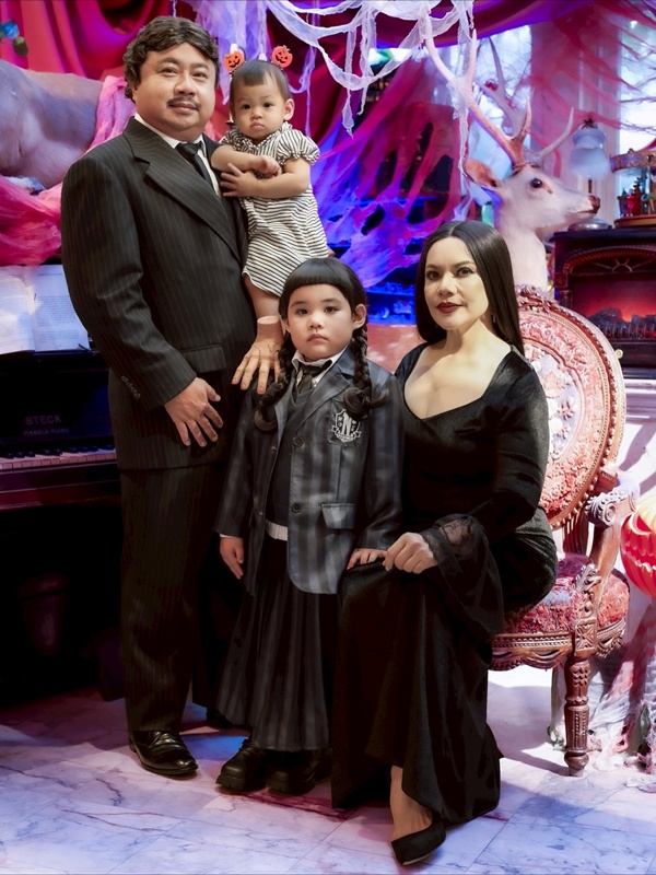 หนูแหม่ม สุริวิภา ควง บ๊อบบี้ และลูก ๆ แต่งผีฮาโลวีน Addams Family