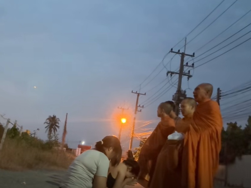 ใส่บาตร