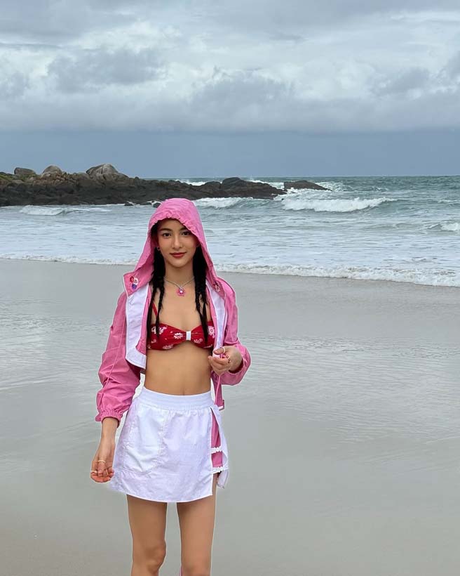 กรีน อัษฎาพร นุ่งทูพีซสีแดงตัวเก่ง ปล่อยอารมณ์ชิล ๆ ริมหาด