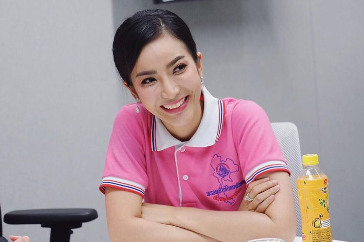 อาย วราไพรินทร์ ประวัติดารา