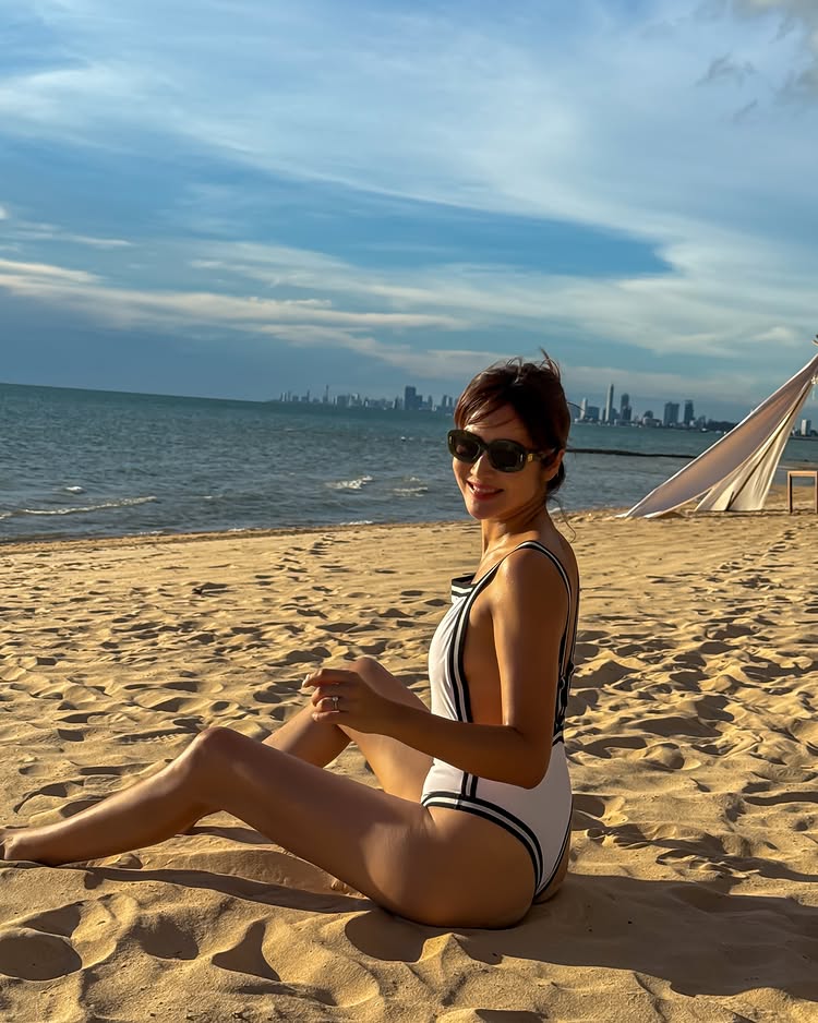 กวาง ฟ้ารุ่ง ดาราสาวคนดัง ใส่วันพีซโชว์หุ่นสวยเรียวยาว